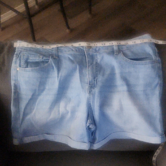 d. jeans Pants - d. jeans Light Wash Rolled Cuff Women's Denim Shorts